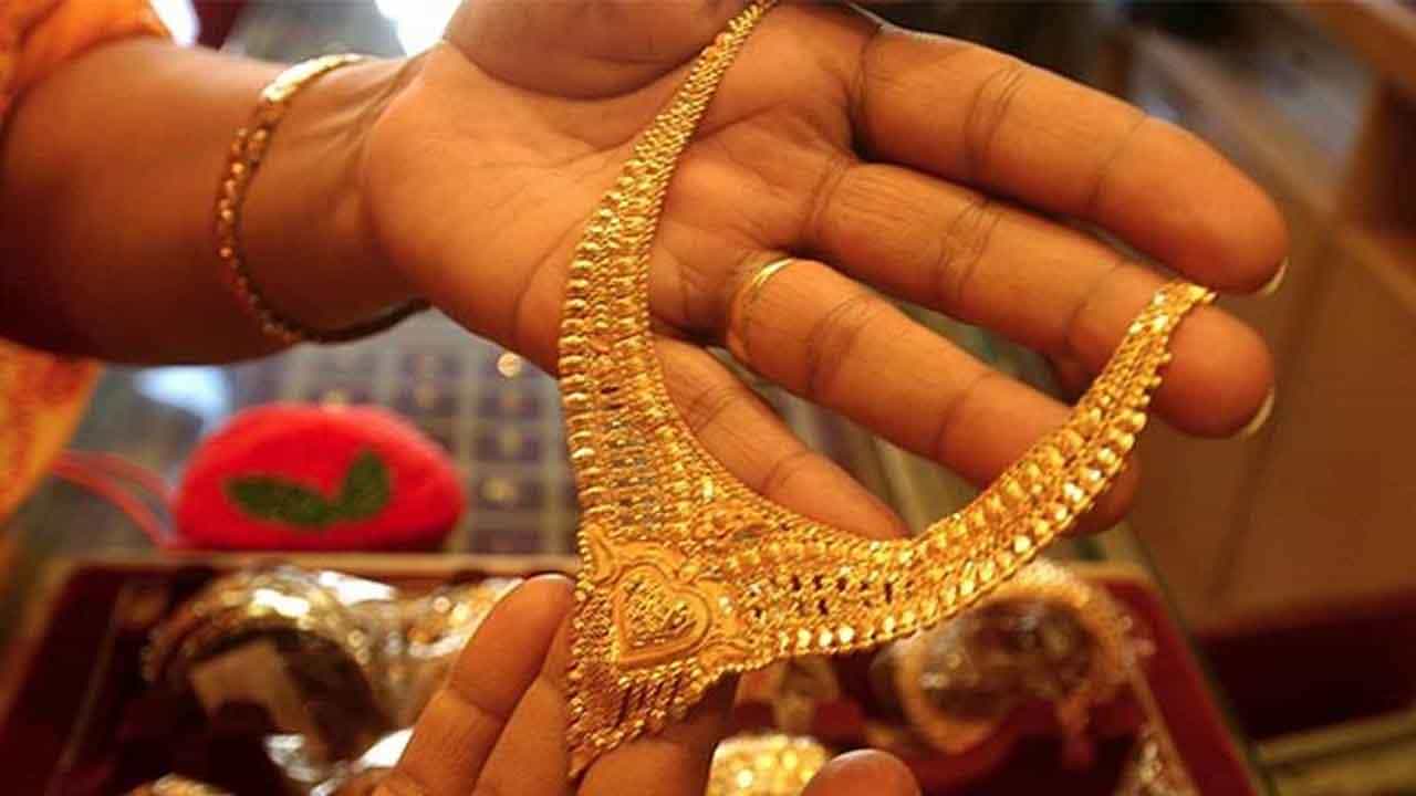 Gold Price Today: ಇಂದು ಸಹ ಸ್ಥಿರತೆಯಲ್ಲಿದೆ ಚಿನ್ನದ ಬೆಲೆ, ಇಳಿಕೆಯ ಹಾದಿ ಹಿಡಿದ ಬೆಳ್ಳಿ ದರ; ನಿಮ್ಮೂರಿನಲ್ಲಿ ಎಷ್ಟಿದೆ ಆಭರಣ ದರ ಪರಿಶೀಲಿಸಿ Gold Price Today: ಇಂದು ಸಹ ಸ್ಥಿರತೆಯಲ್ಲಿದೆ ಚಿನ್ನದ ಬೆಲೆ, ಇಳಿಕೆಯ ಹಾದಿ ಹಿಡಿದ ಬೆಳ್ಳಿ ದರ; ನಿಮ್ಮೂರಿನಲ್ಲಿ ಎಷ್ಟಿದೆ ಆಭರಣ ದರ ಪರಿಶೀಲಿಸಿ