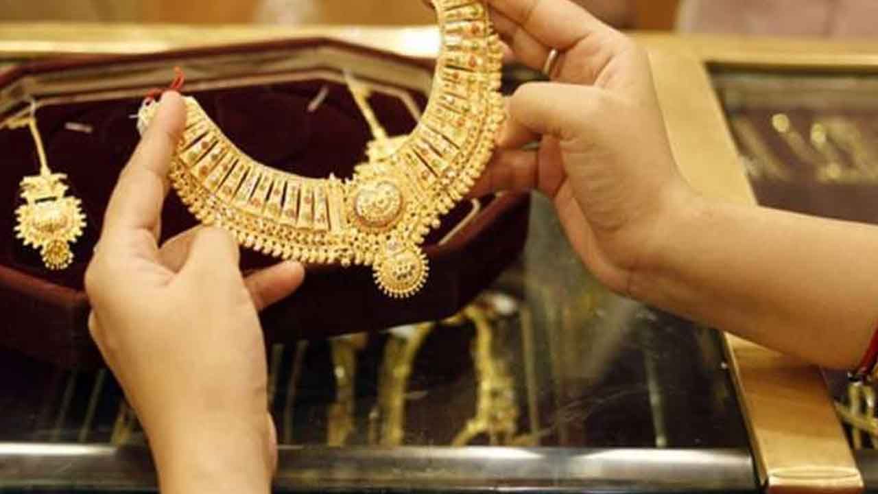 Gold Price Today: ಆಭರಣ ಖರೀದಿಸುವ ಯೋಚನೆಯಿದೆಯೇ? ನಿನ್ನೆ ದರ ಇಳಿಕೆಯ ಬಳಿಕ ಇಂದು ಸ್ಥಿರತೆಯಲ್ಲಿದೆ ಚಿನ್ನದ ದರ