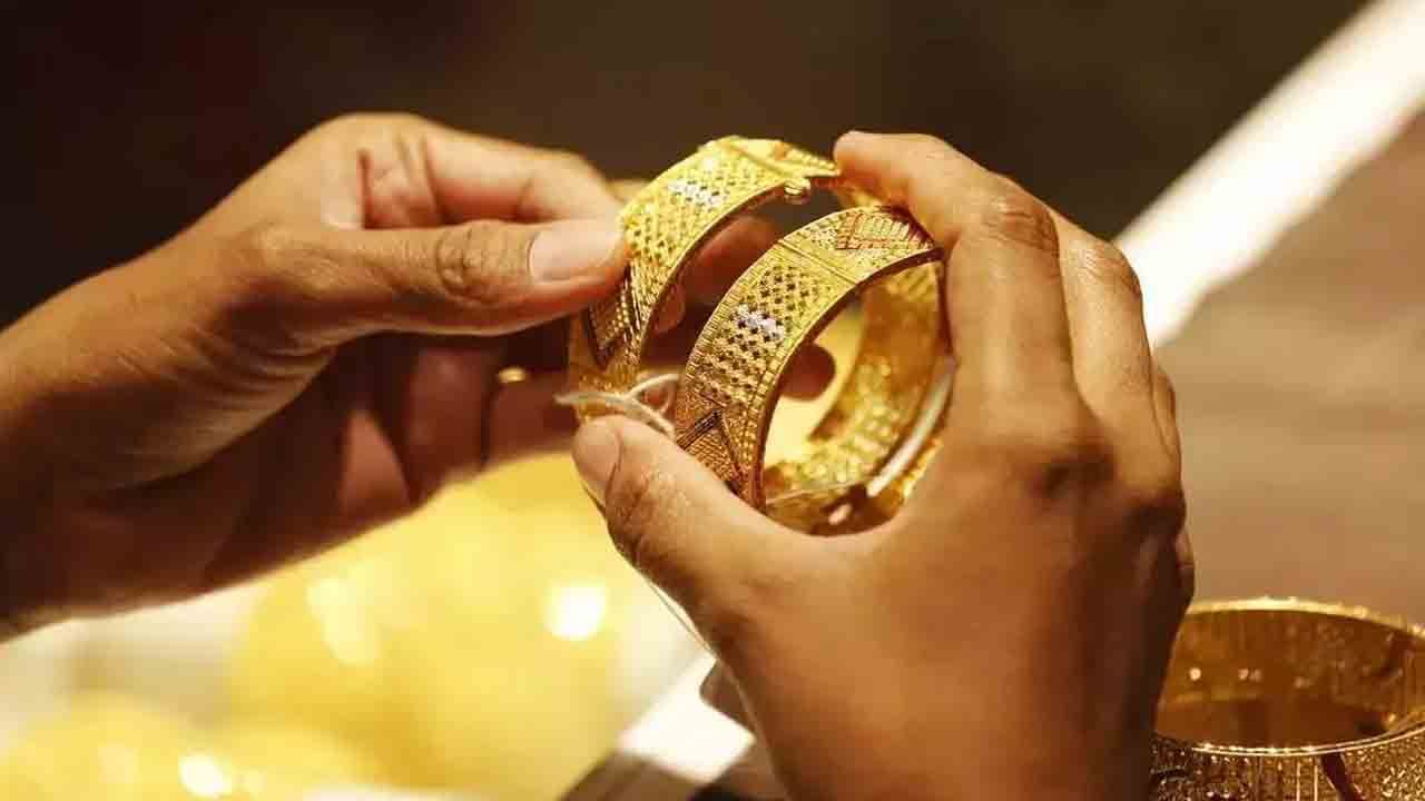 Gold Price Today: ಚಿನ್ನ, ಬೆಳ್ಳಿ ದರ ಏರಿಕೆ; ಬೆಂಗಳೂರು, ಚೆನ್ನೈ, ಮುಂಬೈನಲ್ಲಿ ಆಭರಣದ ಬೆಲೆ ಹೀಗಿದೆ Gold Price Today: ಚಿನ್ನ, ಬೆಳ್ಳಿ ದರ ಏರಿಕೆ; ಬೆಂಗಳೂರು, ಚೆನ್ನೈ, ಮುಂಬೈನಲ್ಲಿ ಆಭರಣದ ಬೆಲೆ ಹೀಗಿದೆ