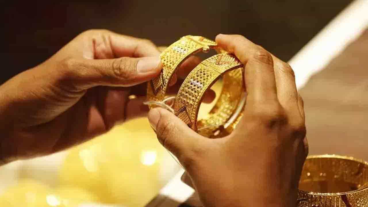 Gold Price Today: ಕೆಲವೆಡೆ ಸ್ಥಿರತೆ ಕಾಯ್ದುಕೊಂಡ ಚಿನ್ನದ ದರ, ಬೆಳ್ಳಿ ದರದಲ್ಲಿ ಕೊಂಚ ಏರಿಕೆ! Gold Price Today: ಕೆಲವೆಡೆ ಸ್ಥಿರತೆ ಕಾಯ್ದುಕೊಂಡ ಚಿನ್ನದ ದರ, ಬೆಳ್ಳಿ ದರದಲ್ಲಿ ಕೊಂಚ ಏರಿಕೆ!