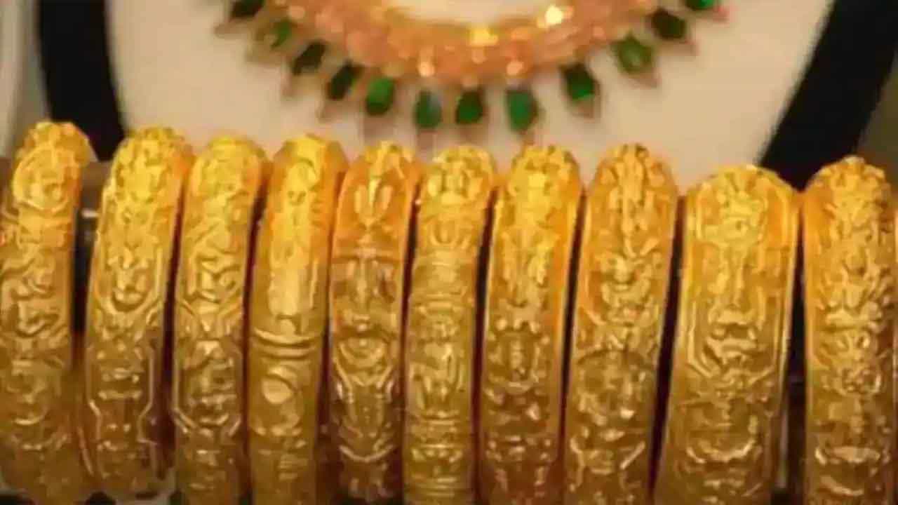 Gold Price Today: ಇಂದು ಕೆಲವೆಡೆ ಚಿನ್ನದ ದರದಲ್ಲಿ ಏರಿಕೆ, ಬೆಳ್ಳಿ ಬೆಲೆ ಸ್ಥಿರ; ಚಿನ್ನದ ಆಭರಣ ಕೊಳ್ಳುವ ಮನಸ್ಸಿದ್ದರೆ ದರ ವಿವರ ಗಮನಿಸಿ Gold Price Today: ಇಂದು ಕೆಲವೆಡೆ ಚಿನ್ನದ ದರದಲ್ಲಿ ಏರಿಕೆ, ಬೆಳ್ಳಿ ಬೆಲೆ ಸ್ಥಿರ; ಚಿನ್ನದ ಆಭರಣ ಕೊಳ್ಳುವ ಮನಸ್ಸಿದ್ದರೆ ದರ ವಿವರ ಗಮನಿಸಿ