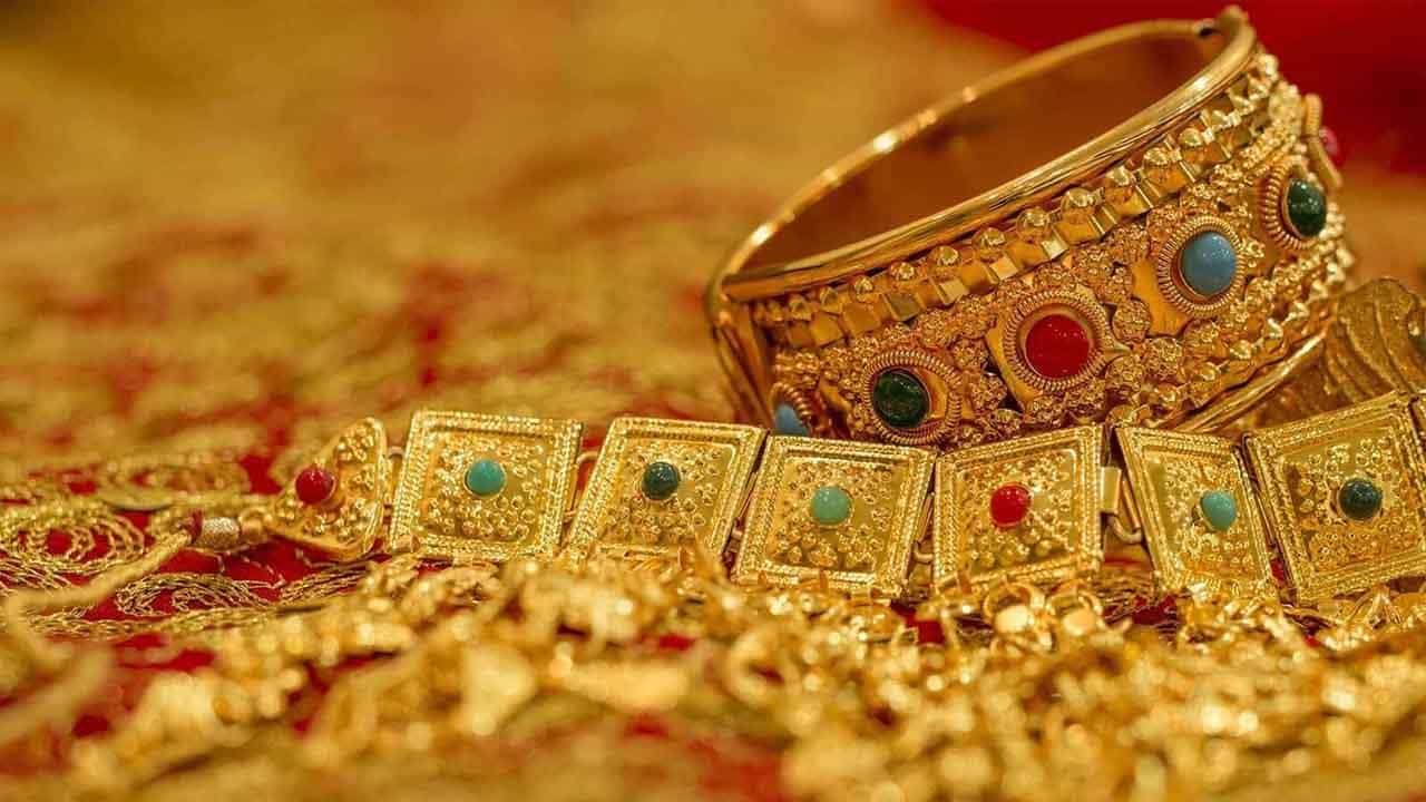 Gold Price Today: ಇಂದು ಚಿನ್ನ, ಬೆಳ್ಳಿ ದರದಲ್ಲಿ ಇಳಿಕೆ; ಆಭರಣ ಕೊಳ್ಳುವತ್ತ ಯೋಚಿಸಬಹುದು Gold Price Today: ಇಂದು ಚಿನ್ನ, ಬೆಳ್ಳಿ ದರದಲ್ಲಿ ಇಳಿಕೆ; ಆಭರಣ ಕೊಳ್ಳುವತ್ತ ಯೋಚಿಸಬಹುದು