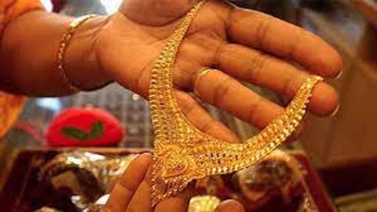 Gold Price Today: 6 ತಿಂಗಳ ಕನಿಷ್ಠ ಮಟ್ಟಕ್ಕೆ ಇಳಿದಿದೆ ಚಿನ್ನದ ದರ; ಆಭರಣ ಖರೀದಿಸಲು ಸೂಕ್ತ ಸಮಯವೇ? Gold Price Today: 6 ತಿಂಗಳ ಕನಿಷ್ಠ ಮಟ್ಟಕ್ಕೆ ಇಳಿದಿದೆ ಚಿನ್ನದ ದರ; ಆಭರಣ ಖರೀದಿಸಲು ಸೂಕ್ತ ಸಮಯವೇ?