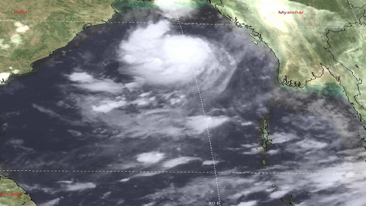 Cyclone Gulab: ಇಂದು ಅಪ್ಪಳಿಸಲಿದೆ ಗುಲಾಬ್ ಚಂಡಮಾರುತ; 3 ರಾಜ್ಯಗಳಲ್ಲಿ ವಿಪರೀತ ಮಳೆ ಸಾಧ್ಯತೆ, ಐಎಂಡಿಯಿಂದ ಎಚ್ಚರಿಕೆ Cyclone Gulab: ಇಂದು ಅಪ್ಪಳಿಸಲಿದೆ ಗುಲಾಬ್ ಚಂಡಮಾರುತ; 3 ರಾಜ್ಯಗಳಲ್ಲಿ ವಿಪರೀತ ಮಳೆ ಸಾಧ್ಯತೆ, ಐಎಂಡಿಯಿಂದ ಎಚ್ಚರಿಕೆ