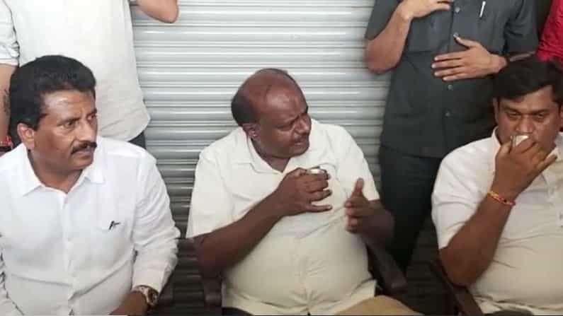 ರಸ್ತೆ ಬದಿಯಲ್ಲಿ ನೂರಾರು ಕಾರ್ಯಕರ್ತರೊಂದಿಗೆ ಚಹಾ ಸವಿದ ಹೆಚ್ಡಿ ಕುಮಾರಸ್ವಾಮಿ