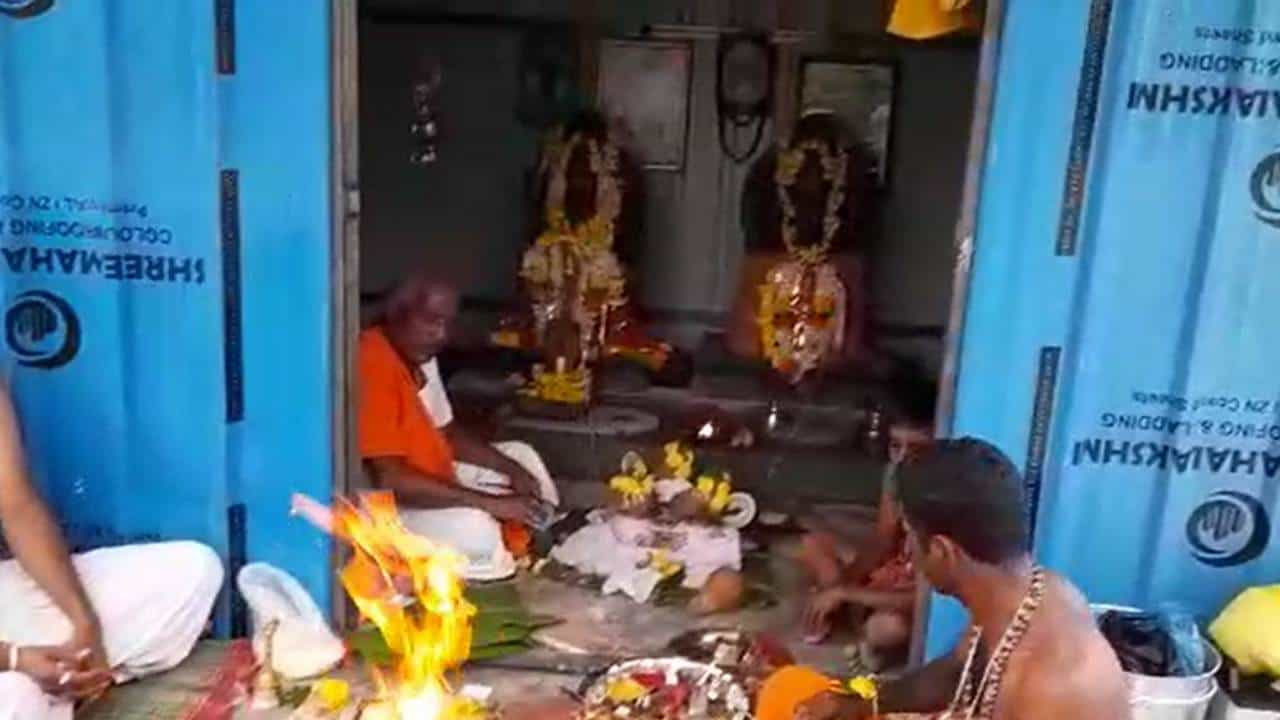 ನಂಜನಗೂಡು ದೇಗುಲ ತೆರವು ವಿಚಾರ: ದೇವಾಲಯ ಮರುನಿರ್ಮಾಣಕ್ಕೆ ಗ್ರಾಮಸ್ಥರ ತಯಾರಿ ನಂಜನಗೂಡು ದೇಗುಲ ತೆರವು ವಿಚಾರ: ದೇವಾಲಯ ಮರುನಿರ್ಮಾಣಕ್ಕೆ ಗ್ರಾಮಸ್ಥರ ತಯಾರಿ