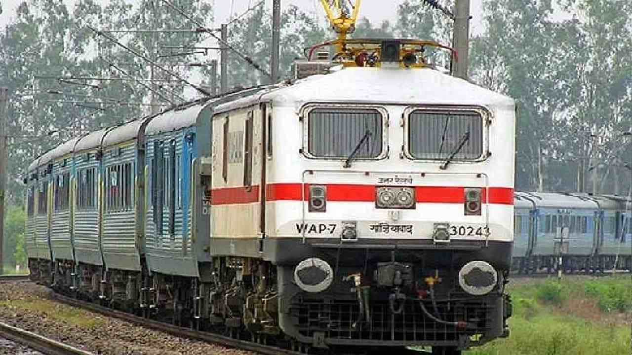 Indian Railways: ಭಾರತೀಯ ರೈಲ್ವೆಯಿಂದ ಬೋಗಿಗಳನ್ನು ಖಾಸಗಿಗೆ ಭೋಗ್ಯಕ್ಕೆ, ಮಾರಾಟಕ್ಕೆ ಸಿದ್ಧತೆ Indian Railways: ಭಾರತೀಯ ರೈಲ್ವೆಯಿಂದ ಬೋಗಿಗಳನ್ನು ಖಾಸಗಿಗೆ ಭೋಗ್ಯಕ್ಕೆ, ಮಾರಾಟಕ್ಕೆ ಸಿದ್ಧತೆ
