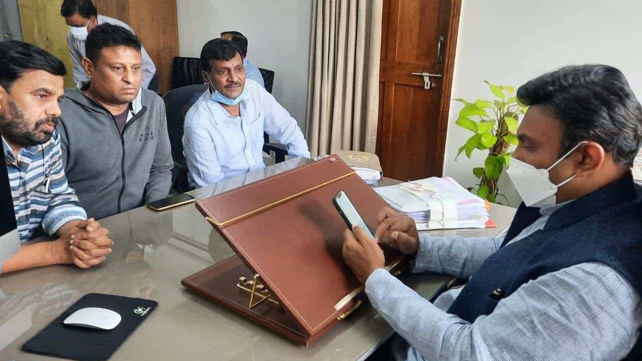 ಸುಧಾಕರ್​ ಜೊತೆ ನಿರ್ಮಾಪಕರ ಮಾತುಕತೆ: ಕೋಟಿಗೊಬ್ಬ 3, ಭಜರಂಗಿ 2, ಸಲಗ ಸಿನಿಮಾಗಳ ಭವಿಷ್ಯವೇನು?