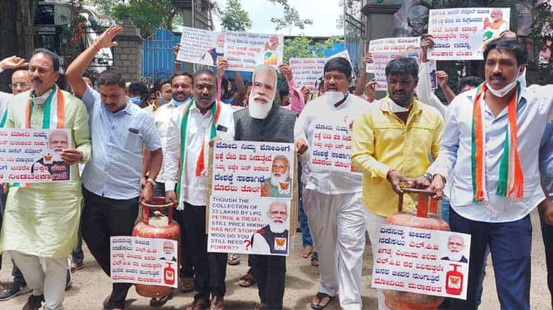ಅಗತ್ಯವಸ್ತುಗಳ ಬೆಲೆ ಏರಿಕೆಗೆ ಕಾಂಗ್ರೆಸ್ ಖಂಡನೆ: ರೇಸ್ಕೋರ್ಸ್ ರಸ್ತೆ ಬಳಿ ಕಾಂಗ್ರೆಸ್ ಪ್ರತಿಭಟನೆ ಅಗತ್ಯವಸ್ತುಗಳ ಬೆಲೆ ಏರಿಕೆಗೆ ಕಾಂಗ್ರೆಸ್ ಖಂಡನೆ: ರೇಸ್ಕೋರ್ಸ್ ರಸ್ತೆ ಬಳಿ ಕಾಂಗ್ರೆಸ್ ಪ್ರತಿಭಟನೆ