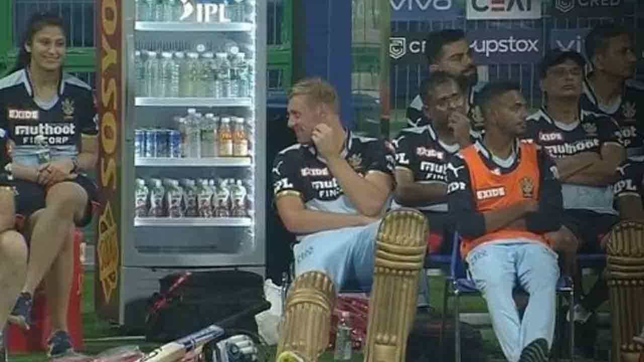 IPL 2021: ಸಖತ್ ವೈರಲ್ ಆಗುತ್ತಿದೆ ಆರ್ಸಿಬಿ ಥೆರಫಿಸ್ಟ್ ನವನೀತ ಹಾಗೂ ಜೇಮಿಸನ್ ಕಣ್ಣೋಟದ ಫೋಟೋ IPL 2021: ಸಖತ್ ವೈರಲ್ ಆಗುತ್ತಿದೆ ಆರ್ಸಿಬಿ ಥೆರಫಿಸ್ಟ್ ನವನೀತ ಹಾಗೂ ಜೇಮಿಸನ್ ಕಣ್ಣೋಟದ ಫೋಟೋ