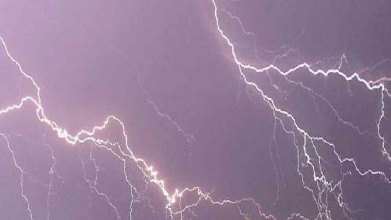 ಪಾಕಿಸ್ತಾನದಲ್ಲಿ ಮೂರು ಮನೆಗಳಿಗೆ ಬಡಿದ ಸಿಡಿಲು; ಮಕ್ಕಳು ಸೇರಿ 17 ಮಂದಿ ಸಾವು ಪಾಕಿಸ್ತಾನದಲ್ಲಿ ಮೂರು ಮನೆಗಳಿಗೆ ಬಡಿದ ಸಿಡಿಲು; ಮಕ್ಕಳು ಸೇರಿ 17 ಮಂದಿ ಸಾವು