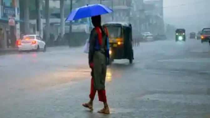 ತುಂತುರು ಮಳೆಗೆ ವಾರಾಂತ್ಯದಲ್ಲಿ ಬೆಂಗಳೂರು ಕೂಲ್ ಕೂಲ್; ಖುಷ್​ ಖುಷಿಯಾಗಿ ಓಡಾಡೋಣ ಅಂದ್ರೆ ಜಿಟಿ ಜಿಟಿ ಮಳೆ ಕಾಟ!