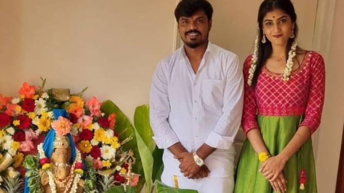 ದಿವ್ಯಾ ಸುರೇಶ್ ಮನೆಯಲ್ಲೇ ಮಂಜುಗೆ ಗಣಪನ ಹಬ್ಬ; ‘ಆದಷ್ಟು ಬೇಗ ಮದುವೆ ಆಗಿ’ ಅಂದಿದ್ದು ಯಾರು? ದಿವ್ಯಾ ಸುರೇಶ್ ಮನೆಯಲ್ಲೇ ಮಂಜುಗೆ ಗಣಪನ ಹಬ್ಬ; ‘ಆದಷ್ಟು ಬೇಗ ಮದುವೆ ಆಗಿ’ ಅಂದಿದ್ದು ಯಾರು?