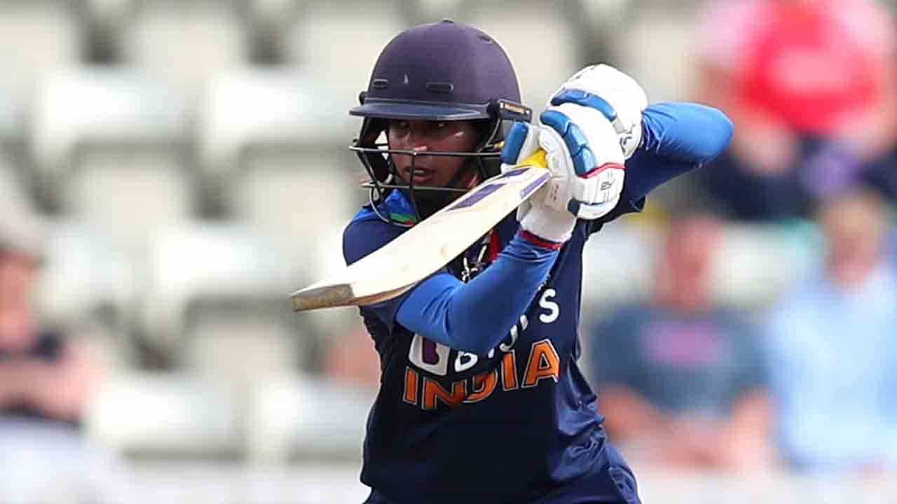 AUSW vs INDW: ಅಂತರರಾಷ್ಟ್ರೀಯ ಕ್ರಿಕೆಟ್ನಲ್ಲಿ ಮಿಥಾಲಿ ರಾಜ್ ದಾಖಲೆ: ಆದ್ರೆ, ಮೊದಲ ಏಕದಿನದಲ್ಲಿ ಆಸೀಸ್ ವಿರುದ್ಧ ಸೋತ ಭಾರತ AUSW vs INDW: ಅಂತರರಾಷ್ಟ್ರೀಯ ಕ್ರಿಕೆಟ್ನಲ್ಲಿ ಮಿಥಾಲಿ ರಾಜ್ ದಾಖಲೆ: ಆದ್ರೆ, ಮೊದಲ ಏಕದಿನದಲ್ಲಿ ಆಸೀಸ್ ವಿರುದ್ಧ ಸೋತ ಭಾರತ