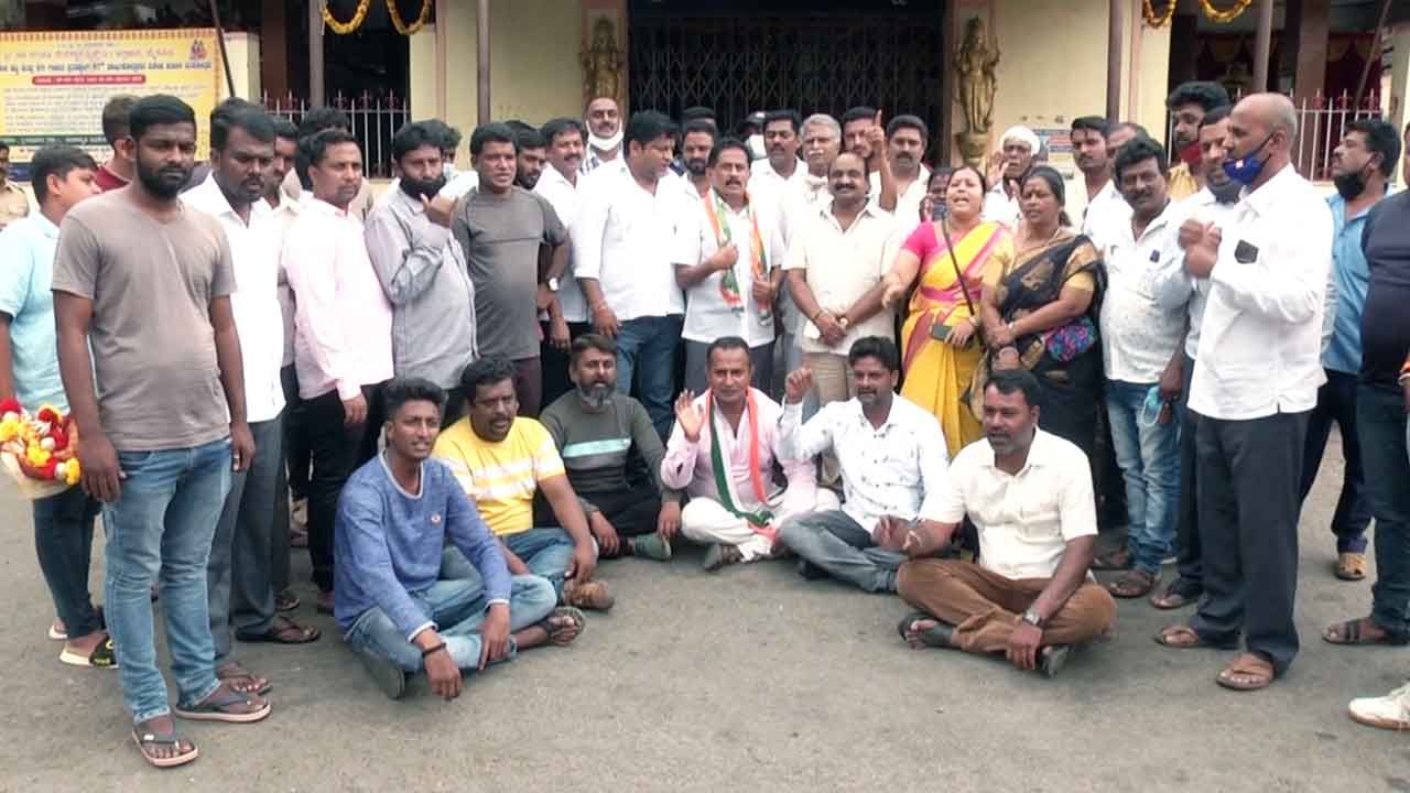 ನಂಜನಗೂಡು ಹುಚ್ಚಗಣಿ ಮಹದೇವಮ್ಮ ದೇಗುಲ ತೆರವು: ಗ್ರಾಮಸ್ಥರ ಪ್ರತಿಭಟನೆ, ಕಾಂಗ್ರೆಸ್ ಆಕ್ರೋಶ ನಂಜನಗೂಡು ಹುಚ್ಚಗಣಿ ಮಹದೇವಮ್ಮ ದೇಗುಲ ತೆರವು: ಗ್ರಾಮಸ್ಥರ ಪ್ರತಿಭಟನೆ, ಕಾಂಗ್ರೆಸ್ ಆಕ್ರೋಶ