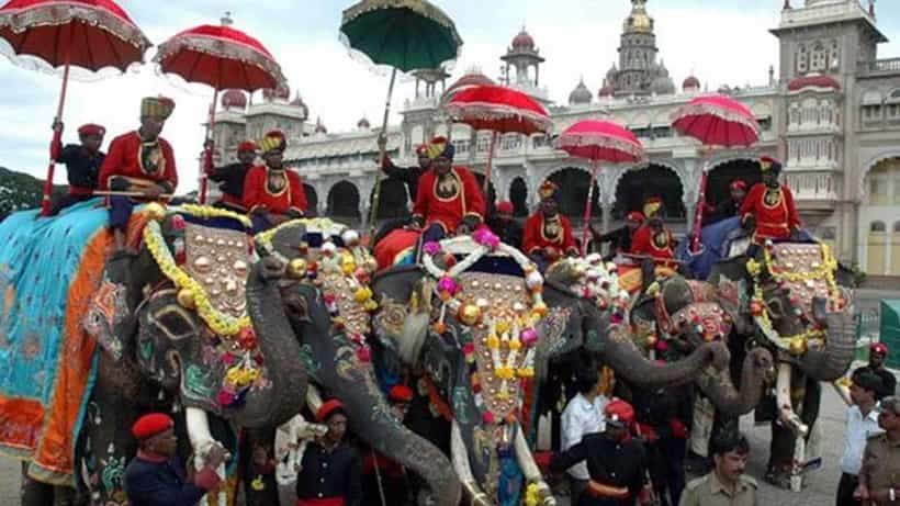 Mysuru Dasara 2021: ನಾಳೆ ಚಾಮುಂಡಿಬೆಟ್ಟದಲ್ಲಿ ನಾಡಹಬ್ಬಕ್ಕೆ ಚಾಲನೆ, ಇಂದೇ ಮೈಸೂರಿನತ್ತ ಹೊರಟ ಸಿಎಂ ಬಸವರಾಜ ಬೊಮ್ಮಯಿ, ಎಸ್.ಎಂ ಕೃಷ್ಣ