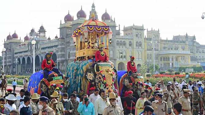Mysuru Dasara 2021: ವಿಶ್ವವಿಖ್ಯಾತ ಮೈಸೂರು ದಸರಾ ಮಹೋತ್ಸವಕ್ಕೆ ಸಿದ್ಧತೆ, ಗಜಪಡೆಗೆ ತೂಕ ಹೊರಿಸಿ ತಾಲೀಮು