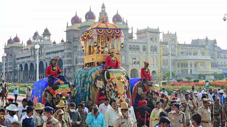Mysuru Dasara 2021: ವಿಶ್ವವಿಖ್ಯಾತ ಮೈಸೂರು ದಸರಾ ಮಹೋತ್ಸವಕ್ಕೆ ಸಿದ್ಧತೆ, ಗಜಪಡೆಗೆ ತೂಕ ಹೊರಿಸಿ ತಾಲೀಮು