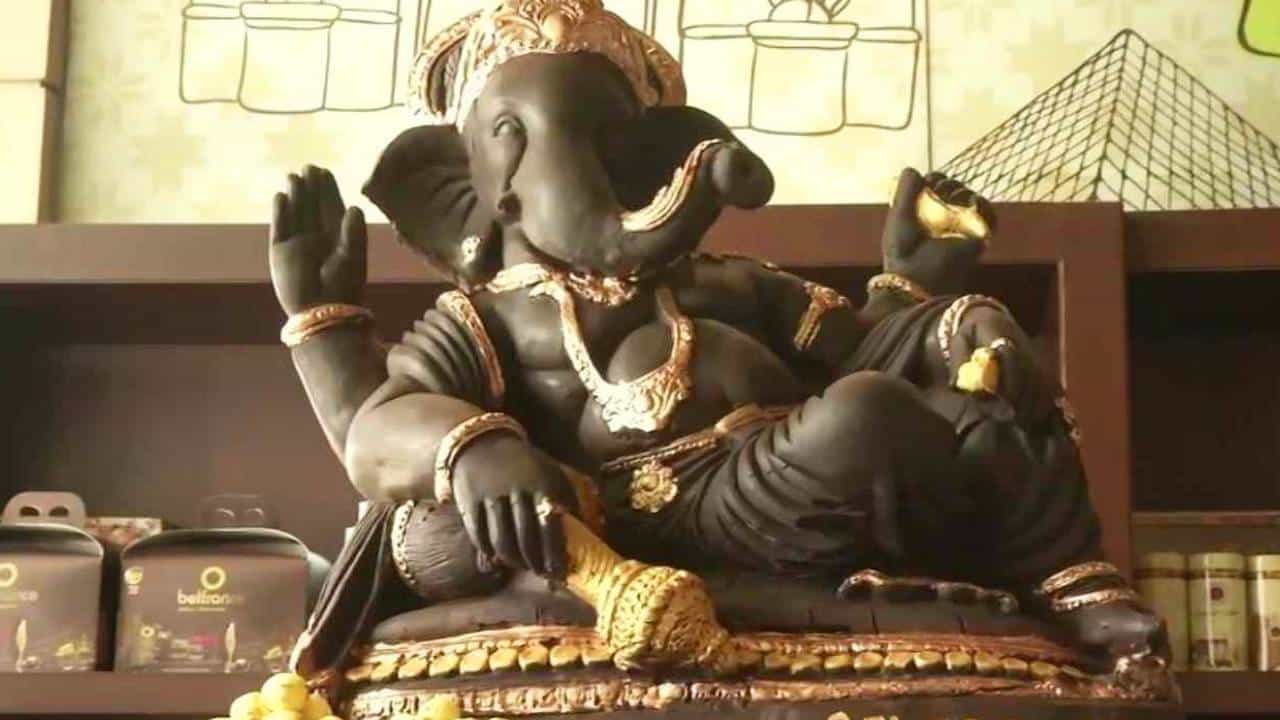 200 ಕೆಜಿ ಚಾಕೊಲೇಟ್ ಬಳಸಿ ತಯಾರಿಸಿದ ಗಣೇಶನ ವಿಗ್ರಹವಿದು; ಈ ಮೂರ್ತಿಯ ವಿಸರ್ಜನೆ ಹೇಗೆ ಮಾಡುತ್ತಾರಂತೆ ಗೊತ್ತಾ? 200 ಕೆಜಿ ಚಾಕೊಲೇಟ್ ಬಳಸಿ ತಯಾರಿಸಿದ ಗಣೇಶನ ವಿಗ್ರಹವಿದು; ಈ ಮೂರ್ತಿಯ ವಿಸರ್ಜನೆ ಹೇಗೆ ಮಾಡುತ್ತಾರಂತೆ ಗೊತ್ತಾ?
