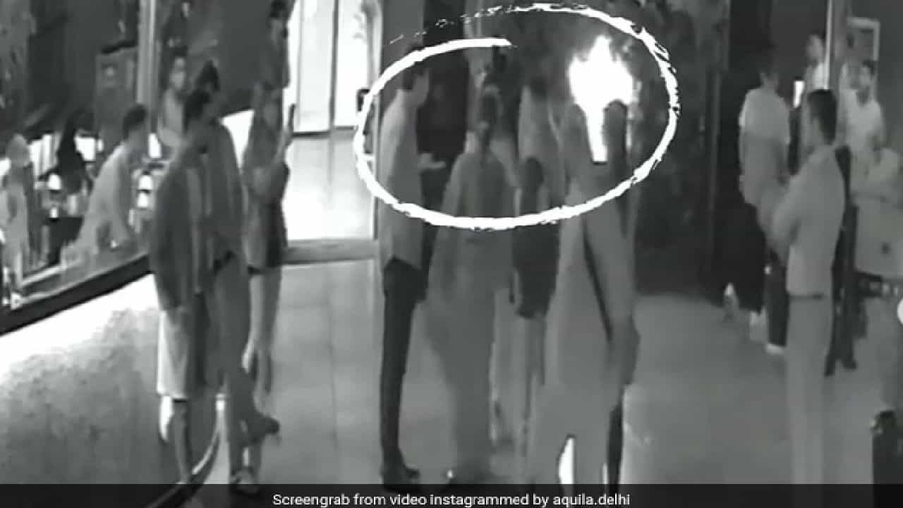 ಸೀರೆಯಿಂದ ವಿವಾದಕ್ಕೀಡಾದ ದೆಹಲಿ ರೆಸ್ಟೋರೆಂಟ್; ತಾನೇ ಮ್ಯಾನೇಜರ್ಗೆ ಹೊಡೆದು, ಸುಳ್ಳು ಆರೋಪ ಮಾಡಿದರಾ ಮಹಿಳೆ? ಸೀರೆಯಿಂದ ವಿವಾದಕ್ಕೀಡಾದ ದೆಹಲಿ ರೆಸ್ಟೋರೆಂಟ್; ತಾನೇ ಮ್ಯಾನೇಜರ್ಗೆ ಹೊಡೆದು, ಸುಳ್ಳು ಆರೋಪ ಮಾಡಿದರಾ ಮಹಿಳೆ?
