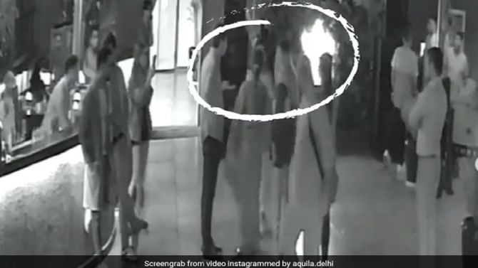 ಸೀರೆಯಿಂದ ವಿವಾದಕ್ಕೀಡಾದ ದೆಹಲಿ ರೆಸ್ಟೋರೆಂಟ್; ತಾನೇ ಮ್ಯಾನೇಜರ್ಗೆ ಹೊಡೆದು, ಸುಳ್ಳು ಆರೋಪ ಮಾಡಿದರಾ ಮಹಿಳೆ? ಸೀರೆಯಿಂದ ವಿವಾದಕ್ಕೀಡಾದ ದೆಹಲಿ ರೆಸ್ಟೋರೆಂಟ್; ತಾನೇ ಮ್ಯಾನೇಜರ್ಗೆ ಹೊಡೆದು, ಸುಳ್ಳು ಆರೋಪ ಮಾಡಿದರಾ ಮಹಿಳೆ?