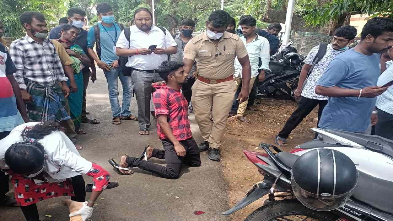 Crime News: ಹಾಡಹಗಲೇ ಕಾಲೇಜು ಯುವತಿಯ ಕುತ್ತಿಗೆ ಸೀಳಿ ಕೊಲೆ; ಪ್ರೇಮ ವೈಫಲ್ಯದ ಶಂಕೆ Crime News: ಹಾಡಹಗಲೇ ಕಾಲೇಜು ಯುವತಿಯ ಕುತ್ತಿಗೆ ಸೀಳಿ ಕೊಲೆ; ಪ್ರೇಮ ವೈಫಲ್ಯದ ಶಂಕೆ
