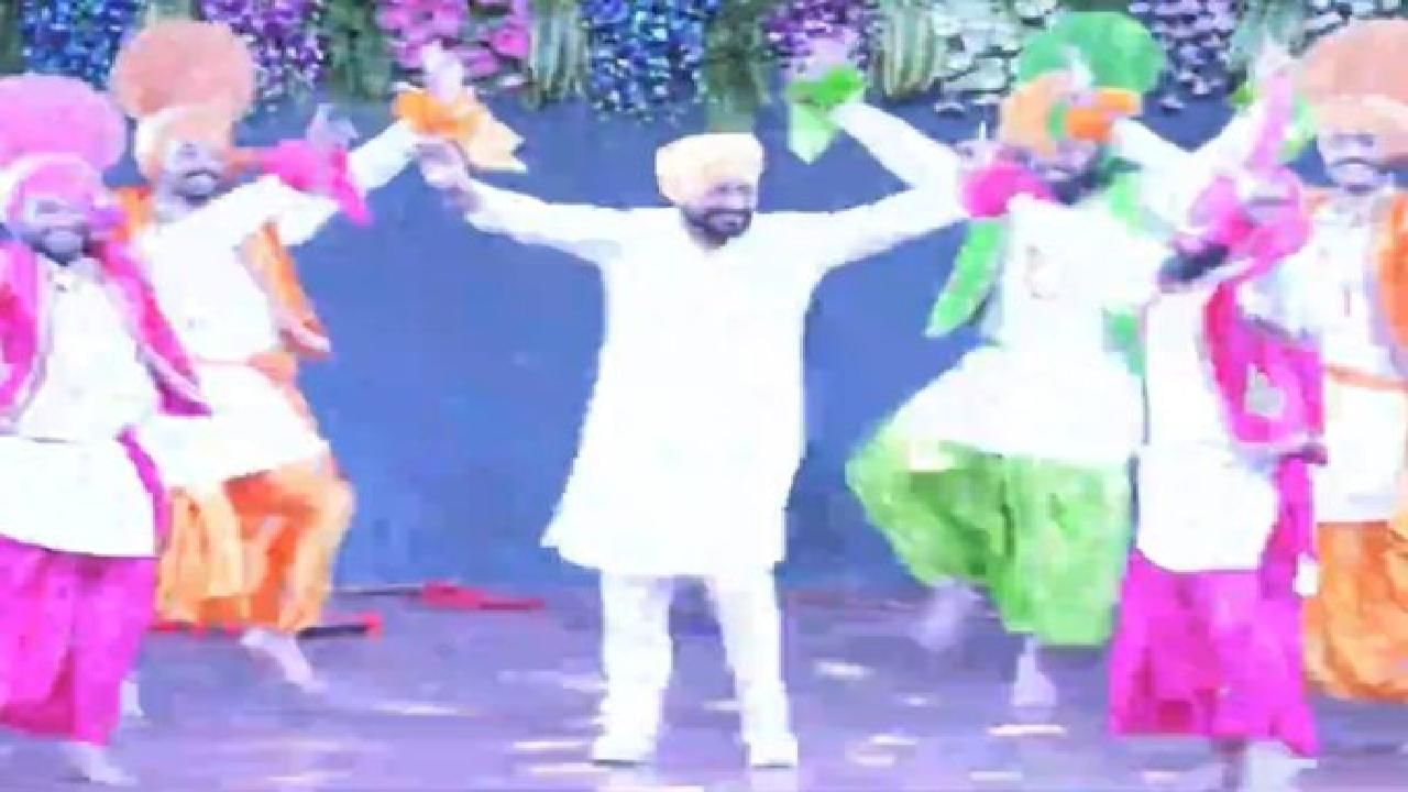 Viral Video: ಬಾಂಗ್ರಾ ನೃತ್ಯಕ್ಕೆ ಸಖತ್ತಾಗಿ ಹೆಜ್ಜೆ ಹಾಕಿದ ಪಂಜಾಬ್ ಸಿಎಂ ಚರಣ್ಜಿತ್ ಸಿಂಗ್; ವಿಡಿಯೋ ವೈರಲ್ Viral Video: ಬಾಂಗ್ರಾ ನೃತ್ಯಕ್ಕೆ ಸಖತ್ತಾಗಿ ಹೆಜ್ಜೆ ಹಾಕಿದ ಪಂಜಾಬ್ ಸಿಎಂ ಚರಣ್ಜಿತ್ ಸಿಂಗ್; ವಿಡಿಯೋ ವೈರಲ್