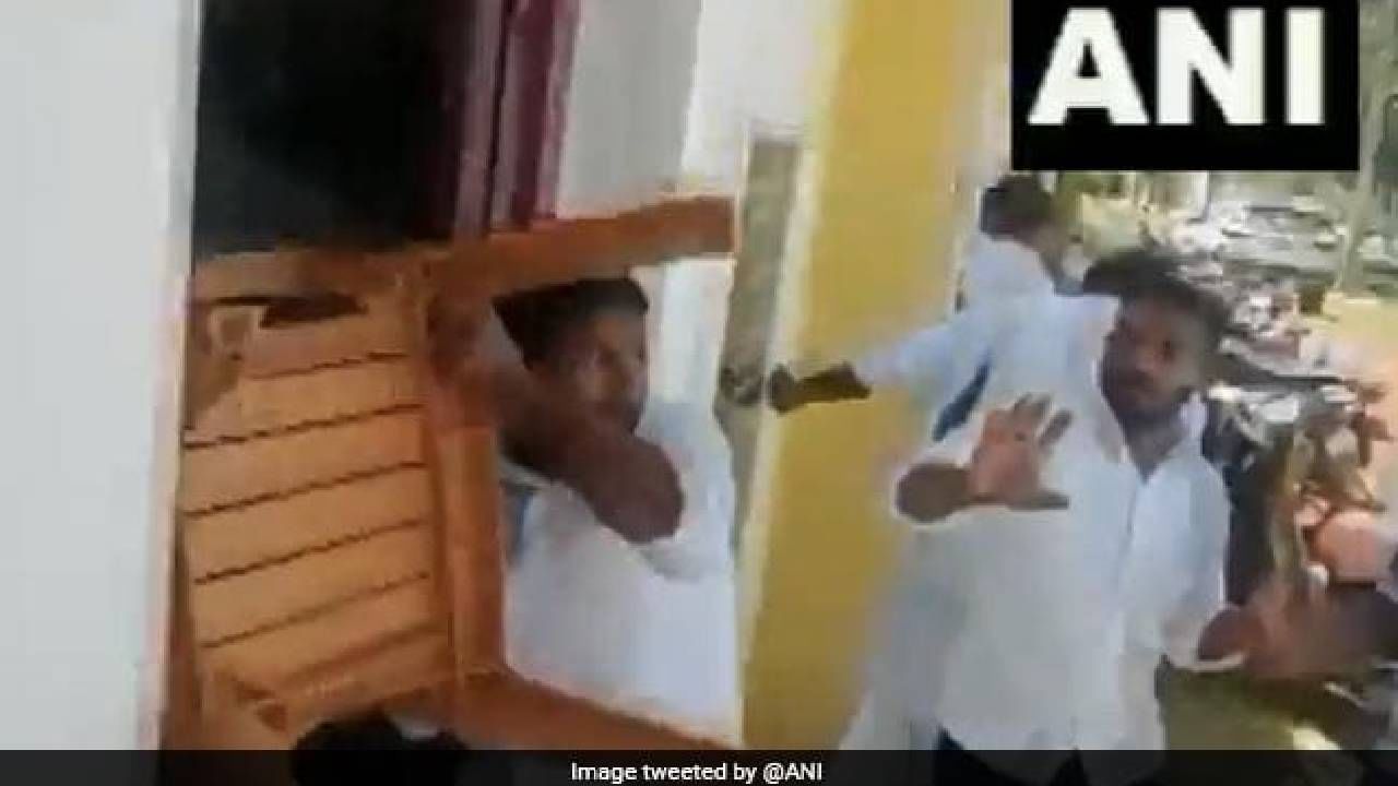 Viral Video: ತಮಿಳುನಾಡು ಕಾಂಗ್ರೆಸ್ ಸಭೆಯಲ್ಲಿ ಸಂಸದರ ಎದುರೇ ಕುರ್ಚಿ ಎತ್ತಿ ಕಾರ್ಯಕರ್ತರ ಕಿತ್ತಾಟ