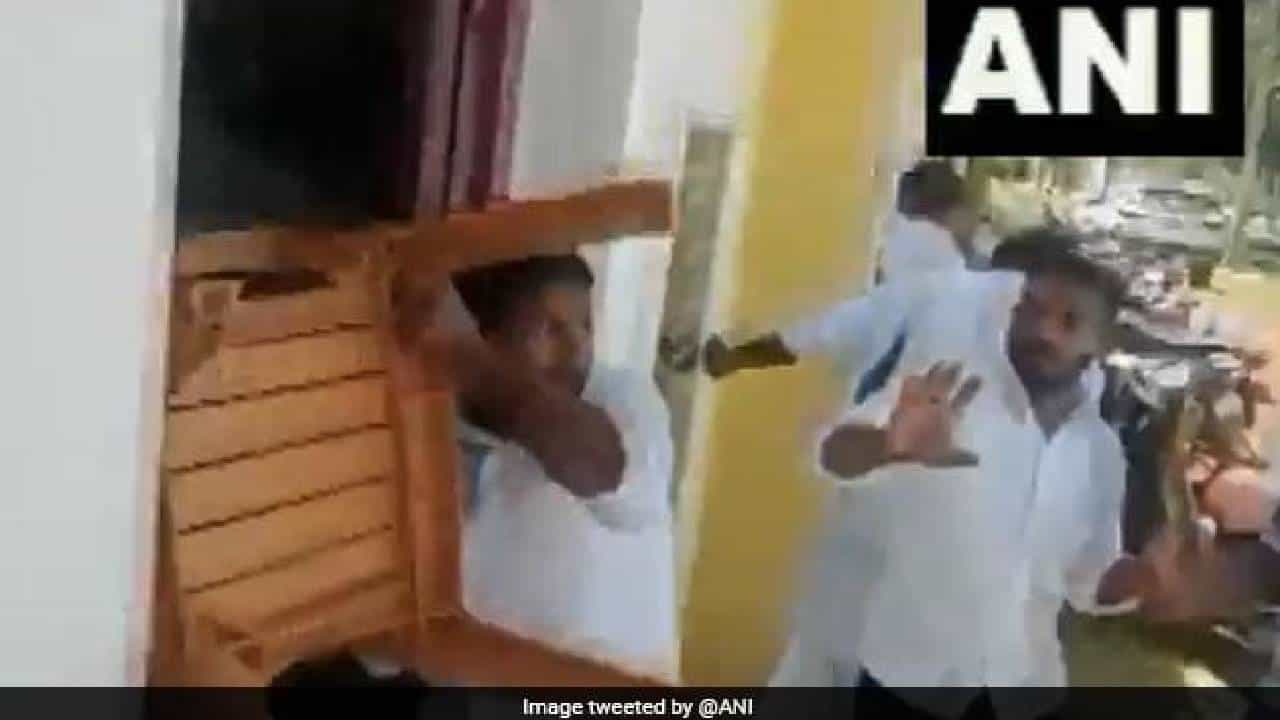Viral Video: ತಮಿಳುನಾಡು ಕಾಂಗ್ರೆಸ್ ಸಭೆಯಲ್ಲಿ ಸಂಸದರ ಎದುರೇ ಕುರ್ಚಿ ಎತ್ತಿ ಕಾರ್ಯಕರ್ತರ ಕಿತ್ತಾಟ Viral Video: ತಮಿಳುನಾಡು ಕಾಂಗ್ರೆಸ್ ಸಭೆಯಲ್ಲಿ ಸಂಸದರ ಎದುರೇ ಕುರ್ಚಿ ಎತ್ತಿ ಕಾರ್ಯಕರ್ತರ ಕಿತ್ತಾಟ