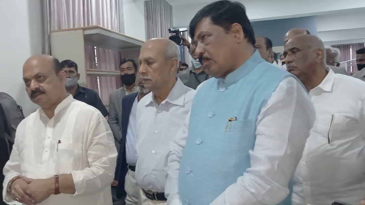 ನಾನು 35 ಮಾಕ್ಸ್ ಕೆಟಗೆರಿಯವನು ಅದಕ್ಕೆ ಕೈಗಾರಿಕಾ ಸಚಿವನಾದೆ; ಸಚಿವ ಮುರುಗೇಶ್ ನಿರಾಣಿ ನಾನು 35 ಮಾಕ್ಸ್ ಕೆಟಗೆರಿಯವನು ಅದಕ್ಕೆ ಕೈಗಾರಿಕಾ ಸಚಿವನಾದೆ; ಸಚಿವ ಮುರುಗೇಶ್ ನಿರಾಣಿ