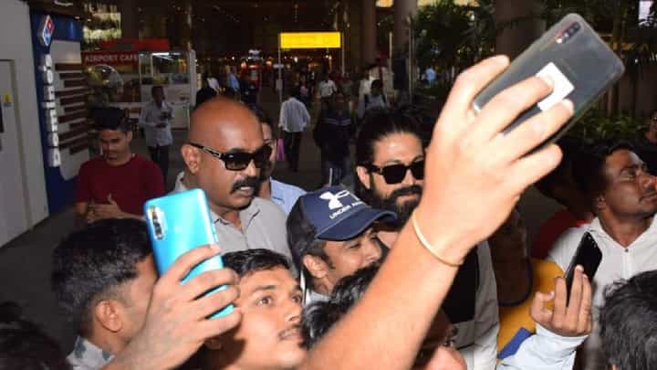 Yash: ಬಿಟೌನ್ನಲ್ಲಿ ರಾಕಿಂಗ್ ಸ್ಟಾರ್ ಹವಾ; ಯಶ್ ಜೊತೆ ಸೆಲ್ಫಿಗಾಗಿ ಮುಗಿಬಿದ್ದ ಅಭಿಮಾನಿಗಳು Yash: ಬಿಟೌನ್ನಲ್ಲಿ ರಾಕಿಂಗ್ ಸ್ಟಾರ್ ಹವಾ; ಯಶ್ ಜೊತೆ ಸೆಲ್ಫಿಗಾಗಿ ಮುಗಿಬಿದ್ದ ಅಭಿಮಾನಿಗಳು