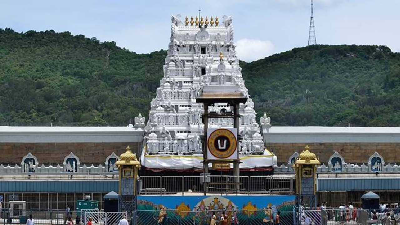 TTD: ತಿರುಪತಿ ದೇವಸ್ಥಾನದಲ್ಲಿ ಅನಿಯಮಿತ ಪೂಜೆ ಆರೋಪ; ಸ್ಪಷ್ಟನೆ ನೀಡಲು ಟಿಟಿಡಿಗೆ ಸುಪ್ರೀಂ ಕೋರ್ಟ್ ಆದೇಶ TTD: ತಿರುಪತಿ ದೇವಸ್ಥಾನದಲ್ಲಿ ಅನಿಯಮಿತ ಪೂಜೆ ಆರೋಪ; ಸ್ಪಷ್ಟನೆ ನೀಡಲು ಟಿಟಿಡಿಗೆ ಸುಪ್ರೀಂ ಕೋರ್ಟ್ ಆದೇಶ