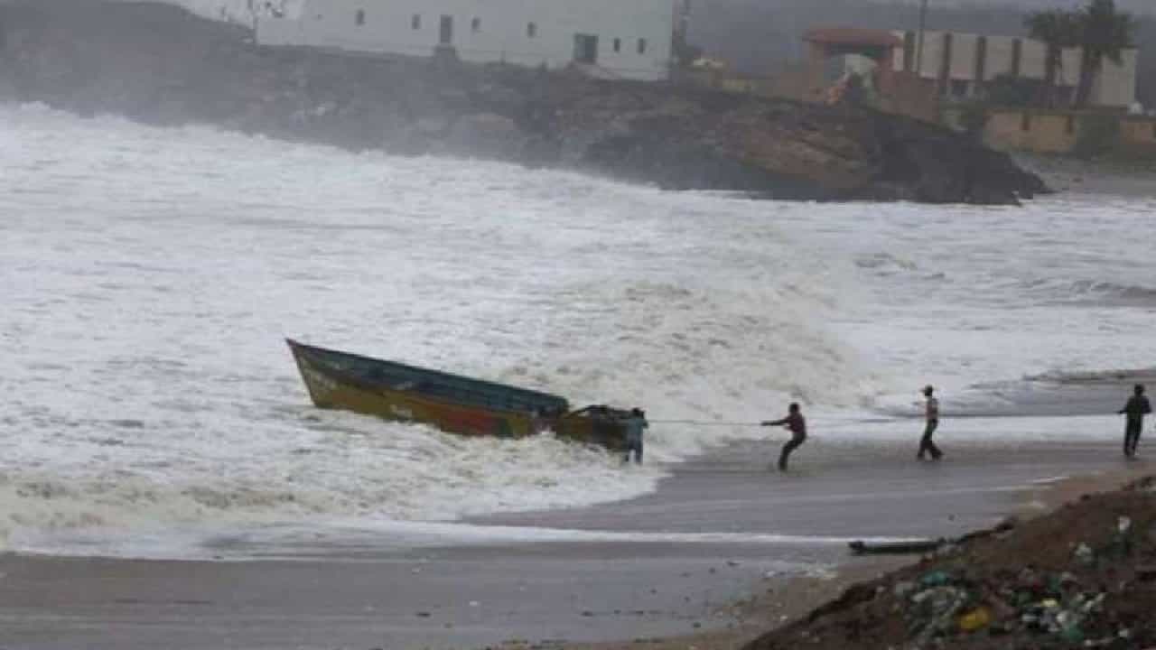 Cyclone Shaheen: ಇಂದು ಗುಜರಾತ್ ಪ್ರವೇಶಿಸಲಿದೆ ಶಾಹೀನ್ ಚಂಡಮಾರುತ; ಪಾಕಿಸ್ತಾನದಲ್ಲಿ ಹೆಚ್ಚಲಿದೆ ಸೈಕ್ಲೋನ್ ಅಬ್ಬರ Cyclone Shaheen: ಇಂದು ಗುಜರಾತ್ ಪ್ರವೇಶಿಸಲಿದೆ ಶಾಹೀನ್ ಚಂಡಮಾರುತ; ಪಾಕಿಸ್ತಾನದಲ್ಲಿ ಹೆಚ್ಚಲಿದೆ ಸೈಕ್ಲೋನ್ ಅಬ್ಬರ