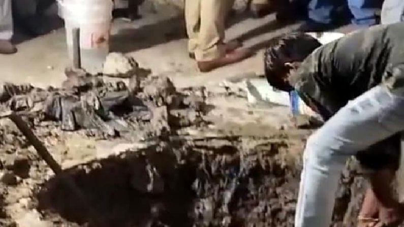 Murder: ಲೇಡಿ ಪೊಲೀಸ್ಗಾಗಿ ಹೆಂಡತಿ, ಮಕ್ಕಳನ್ನೇ ಕೊಂದ ಗಂಡ; ಸತ್ತು ಹೋಗಿದ್ದ ಕೊಲೆಗಾರ ಎದ್ದು ಬಂದ ಕತೆಯಿದು! Murder: ಲೇಡಿ ಪೊಲೀಸ್ಗಾಗಿ ಹೆಂಡತಿ, ಮಕ್ಕಳನ್ನೇ ಕೊಂದ ಗಂಡ; ಸತ್ತು ಹೋಗಿದ್ದ ಕೊಲೆಗಾರ ಎದ್ದು ಬಂದ ಕತೆಯಿದು!
