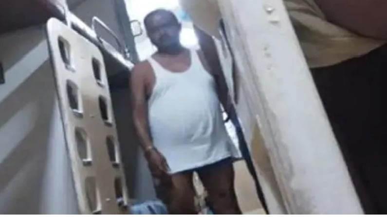 Viral Video: ಒಳ ಉಡುಪಿನಲ್ಲಿ ರೈಲಿನೊಳಗೆ ಓಡಾಡಿದ ಶಾಸಕನ ವಿಡಿಯೋ ವೈರಲ್; ಹೊಟ್ಟೆ ಕೆಟ್ಟಿತ್ತು ಎಂದ ಗೋಪಾಲ್ ಮಂಡಲ್ Viral Video: ಒಳ ಉಡುಪಿನಲ್ಲಿ ರೈಲಿನೊಳಗೆ ಓಡಾಡಿದ ಶಾಸಕನ ವಿಡಿಯೋ ವೈರಲ್; ಹೊಟ್ಟೆ ಕೆಟ್ಟಿತ್ತು ಎಂದ ಗೋಪಾಲ್ ಮಂಡಲ್