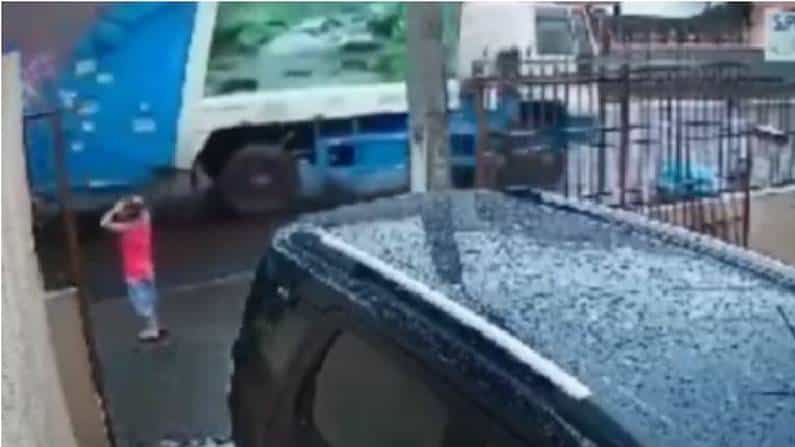 Viral Video: ಕಾರಿನಡಿ ಸಿಲುಕುತ್ತಿದ್ದ ಬಾಲಕನ ಜೀವ ಕಾಪಾಡಿದ ಪೌರ ಕಾರ್ಮಿಕ; ವಿಡಿಯೋ ವೈರಲ್ Viral Video: ಕಾರಿನಡಿ ಸಿಲುಕುತ್ತಿದ್ದ ಬಾಲಕನ ಜೀವ ಕಾಪಾಡಿದ ಪೌರ ಕಾರ್ಮಿಕ; ವಿಡಿಯೋ ವೈರಲ್