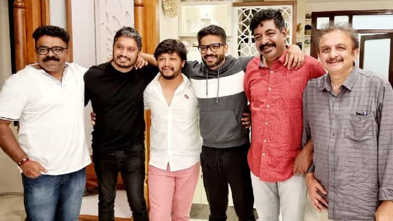 Mungaru Male: ಮತ್ತೆ ಜೊತೆಯಾಗಿ ಅಚ್ಚರಿ ನೀಡಿದ ‘ಮುಂಗಾರು ಮಳೆ’ ಚಿತ್ರತಂಡ; ಹೊಸ ಸುದ್ದಿ ಇದೆಯೇ ಎಂದು ಕೇಳಿದ ಫ್ಯಾನ್ಸ್! Mungaru Male: ಮತ್ತೆ ಜೊತೆಯಾಗಿ ಅಚ್ಚರಿ ನೀಡಿದ ‘ಮುಂಗಾರು ಮಳೆ’ ಚಿತ್ರತಂಡ; ಹೊಸ ಸುದ್ದಿ ಇದೆಯೇ ಎಂದು ಕೇಳಿದ ಫ್ಯಾನ್ಸ್!