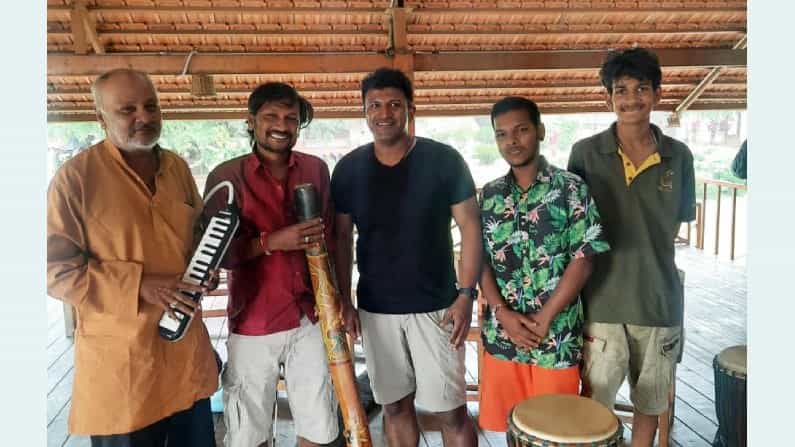 Puneeth Rajkumar: ಕೊಪ್ಪಳದ ಸ್ಥಳೀಯ ಕಲಾವಿದರ ಪ್ರದರ್ಶನಕ್ಕೆ ಮನಸೋತ ಅಪ್ಪು; ವಿಡಿಯೊ ನೋಡಿ Puneeth Rajkumar: ಕೊಪ್ಪಳದ ಸ್ಥಳೀಯ ಕಲಾವಿದರ ಪ್ರದರ್ಶನಕ್ಕೆ ಮನಸೋತ ಅಪ್ಪು; ವಿಡಿಯೊ ನೋಡಿ