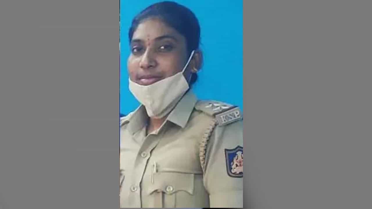 ರೈತ ಮಹಿಳೆ ಮೇಲೆ ಲೇಡಿ ಪಿಎಸ್ಐ ದರ್ಪ; ಗುರುಮಿಠಕಲ್ ಸರ್ಕಾರಿ ಆಸ್ಪತ್ರೆಯಲ್ಲಿ ಚಿಕಿತ್ಸೆ ಪಡೆಯುತ್ತಿರುವ ಗಾಯಾಳು ರೈತ ಮಹಿಳೆ ಮೇಲೆ ಲೇಡಿ ಪಿಎಸ್ಐ ದರ್ಪ; ಗುರುಮಿಠಕಲ್ ಸರ್ಕಾರಿ ಆಸ್ಪತ್ರೆಯಲ್ಲಿ ಚಿಕಿತ್ಸೆ ಪಡೆಯುತ್ತಿರುವ ಗಾಯಾಳು