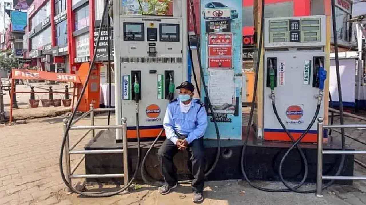 Petrol Price Today: ಸತತ 11ನೇ ದಿನವೂ ಪೆಟ್ರೋಲ್, ಡೀಸೆಲ್ ದರದಲ್ಲಿ ಇಳಿಕೆಯಿಲ್ಲ Petrol Price Today: ಸತತ 11ನೇ ದಿನವೂ ಪೆಟ್ರೋಲ್, ಡೀಸೆಲ್ ದರದಲ್ಲಿ ಇಳಿಕೆಯಿಲ್ಲ