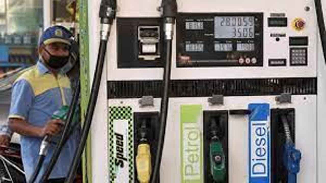 Petrol Price Today: ಇಂದು ಸಹ ಪೆಟ್ರೋಲ್, ಡೀಸೆಲ್ ಬೆಲೆಯಲ್ಲಿ ಇಳಿಕೆಯಿಲ್ಲ; ಸತತ 12 ದಿನಗಳಿಂದ ಇಂಧನ ದರ ಸ್ಥಿರ Petrol Price Today: ಇಂದು ಸಹ ಪೆಟ್ರೋಲ್, ಡೀಸೆಲ್ ಬೆಲೆಯಲ್ಲಿ ಇಳಿಕೆಯಿಲ್ಲ; ಸತತ 12 ದಿನಗಳಿಂದ ಇಂಧನ ದರ ಸ್ಥಿರ
