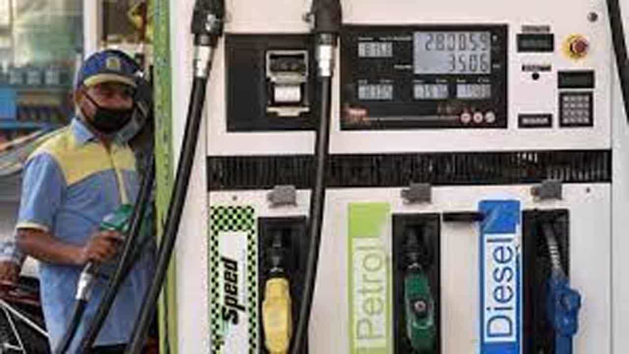 Petrol Price Today: ಇಂದು ಸಹ ಪೆಟ್ರೋಲ್, ಡೀಸೆಲ್ ಬೆಲೆಯಲ್ಲಿ ಇಳಿಕೆಯಿಲ್ಲ; ಸತತ 12 ದಿನಗಳಿಂದ ಇಂಧನ ದರ ಸ್ಥಿರ Petrol Price Today: ಇಂದು ಸಹ ಪೆಟ್ರೋಲ್, ಡೀಸೆಲ್ ಬೆಲೆಯಲ್ಲಿ ಇಳಿಕೆಯಿಲ್ಲ; ಸತತ 12 ದಿನಗಳಿಂದ ಇಂಧನ ದರ ಸ್ಥಿರ