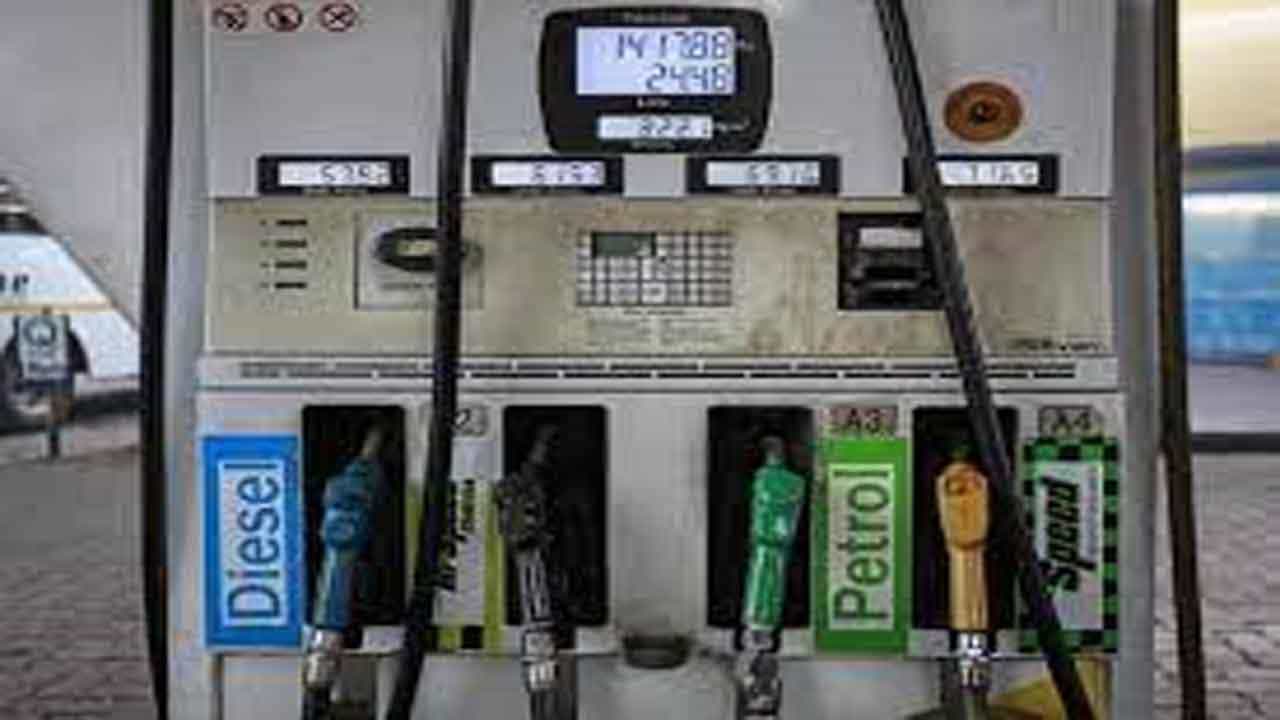 Petrol Price Today: ಇಂದು ಸಹ ಪೆಟ್ರೋಲ್, ಡೀಸೆಲ್ ಬೆಲೆಯಲ್ಲಿ ಇಳಿಕೆಯಿಲ್ಲ; ಸತತ 15 ದಿನಗಳಿಂದ ಇಂಧನ ದರ ಸ್ಥಿರ Petrol Price Today: ಇಂದು ಸಹ ಪೆಟ್ರೋಲ್, ಡೀಸೆಲ್ ಬೆಲೆಯಲ್ಲಿ ಇಳಿಕೆಯಿಲ್ಲ; ಸತತ 15 ದಿನಗಳಿಂದ ಇಂಧನ ದರ ಸ್ಥಿರ