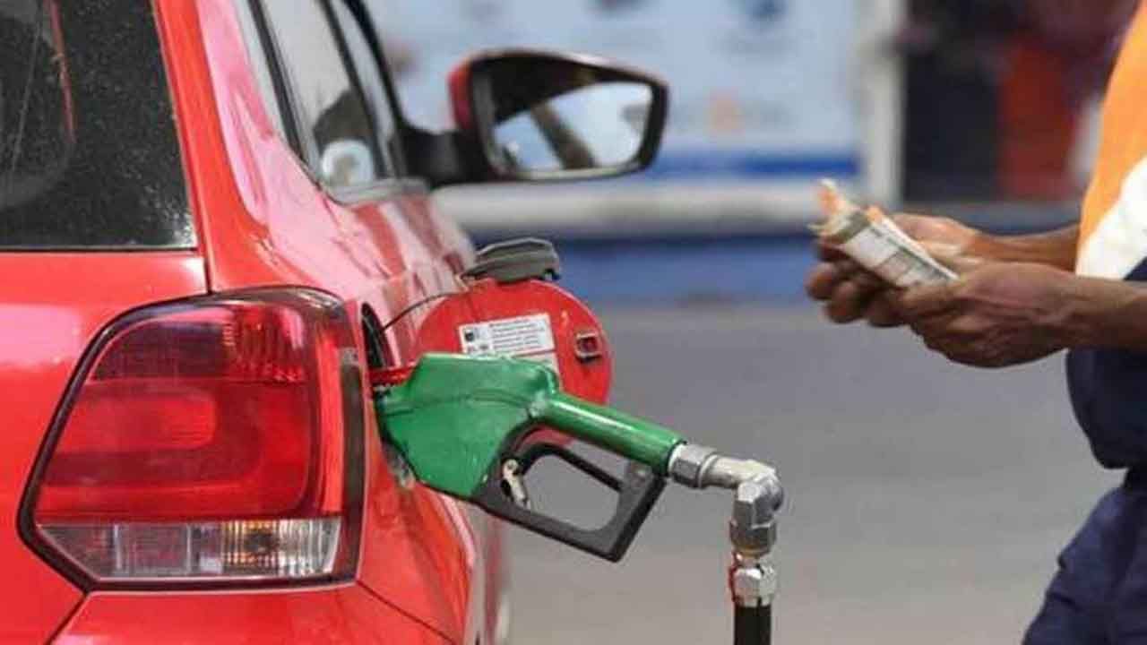 Petrol Price Today: ಸತತ ಹದಿನೈದು ದಿನಗಳಿಂದ ಪೆಟ್ರೋಲ್, ಡೀಸೆಲ್ ಬೆಲೆ ಬದಲಾಗಿಲ್ಲ Petrol Price Today: ಸತತ ಹದಿನೈದು ದಿನಗಳಿಂದ ಪೆಟ್ರೋಲ್, ಡೀಸೆಲ್ ಬೆಲೆ ಬದಲಾಗಿಲ್ಲ