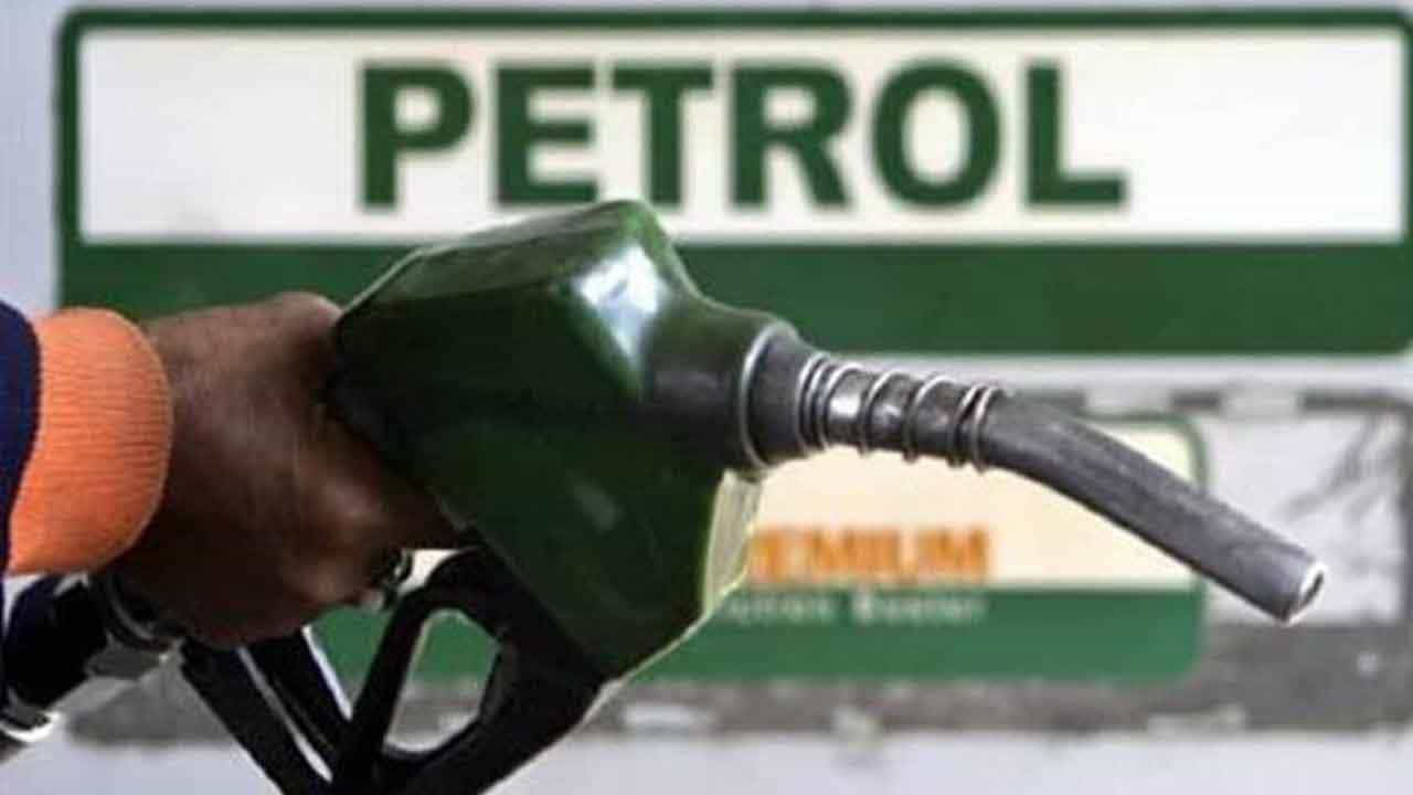Petrol Price Today: ನಿರಂತರವಾಗಿ ಪೆಟ್ರೋಲ್, ಡೀಸೆಲ್ ಬೆಲೆ ಏರಿಕೆ; ರಾಜ್ಯದಲ್ಲಿಯೂ 100ರ ಗಡಿ ದಾಟಿದ ಡೀಸೆಲ್ ಬೆಲೆ Petrol Price Today: ನಿರಂತರವಾಗಿ ಪೆಟ್ರೋಲ್, ಡೀಸೆಲ್ ಬೆಲೆ ಏರಿಕೆ; ರಾಜ್ಯದಲ್ಲಿಯೂ 100ರ ಗಡಿ ದಾಟಿದ ಡೀಸೆಲ್ ಬೆಲೆ