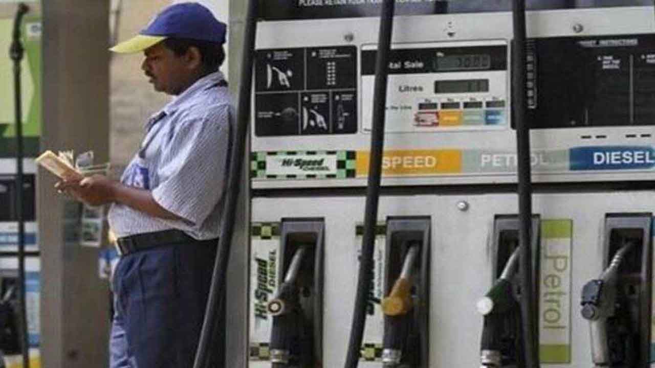 Petrol Price Today: ಸತತ ಮೂರನೇ ದಿನವೂ ಏರಿದ ಪೆಟ್ರೋಲ್ ಡೀಸೆಲ್ ದರ; 35 ಪೈಸೆ ಹೆಚ್ಚಳ Petrol Price Today: ಸತತ ಮೂರನೇ ದಿನವೂ ಏರಿದ ಪೆಟ್ರೋಲ್ ಡೀಸೆಲ್ ದರ; 35 ಪೈಸೆ ಹೆಚ್ಚಳ