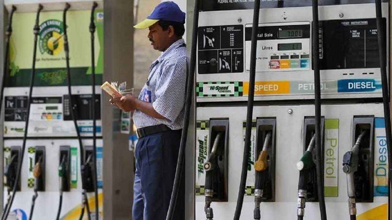 Petrol Price Today: ಪ್ರಮುಖ ನಗರಗಳಲ್ಲಿ ಇಂದು ಲೀಟರ್ ಪೆಟ್ರೋಲ್, ಡೀಸೆಲ್ ಬೆಲೆ ಎಷ್ಟಿದೆ ತಿಳಿಯಿರಿ Petrol Price Today: ಪ್ರಮುಖ ನಗರಗಳಲ್ಲಿ ಇಂದು ಲೀಟರ್ ಪೆಟ್ರೋಲ್, ಡೀಸೆಲ್ ಬೆಲೆ ಎಷ್ಟಿದೆ ತಿಳಿಯಿರಿ