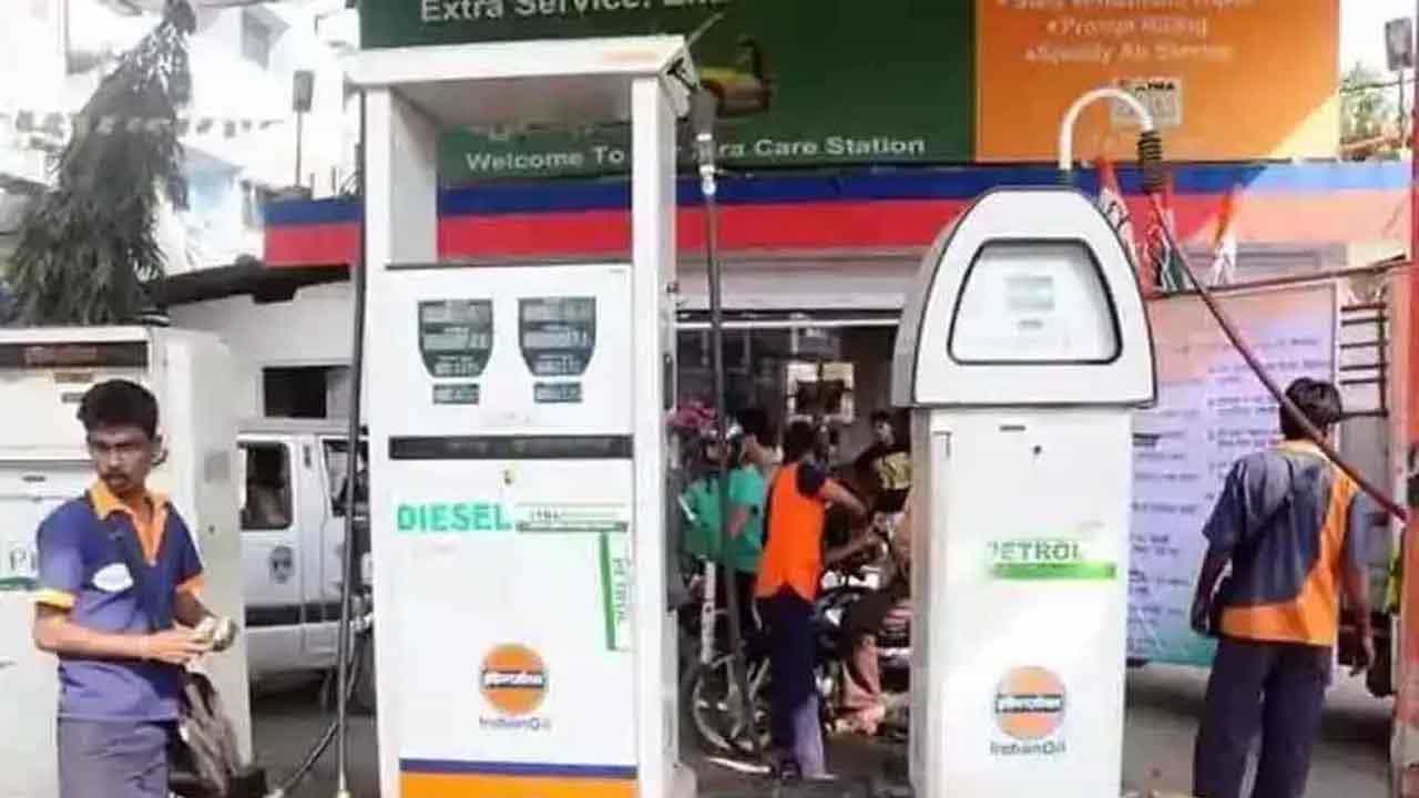 Petrol Price Today: ಸತತ 8 ದಿನಗಳಿಂದ ಪೆಟ್ರೋಲ್, ಡೀಸೆಲ್ ಬೆಲೆ ಸ್ಥಿರ! Petrol Price Today: ಸತತ 8 ದಿನಗಳಿಂದ ಪೆಟ್ರೋಲ್, ಡೀಸೆಲ್ ಬೆಲೆ ಸ್ಥಿರ!