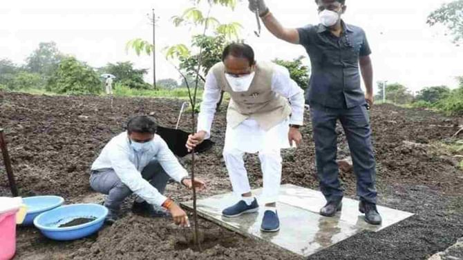 Viral Photo: ಮಳೆಯಲ್ಲಿ ಛತ್ರಿ ಹಿಡಿದು ಗಿಡಕ್ಕೆ ನೀರು, ಕೆಳಗೆ ಮಾರ್ಬಲ್ ಕಲ್ಲು; ವಿಪರೀತ ಟ್ರೋಲ್ ಆದ ಮಧ್ಯಪ್ರದೇಶ ಸಿಎಂ Viral Photo: ಮಳೆಯಲ್ಲಿ ಛತ್ರಿ ಹಿಡಿದು ಗಿಡಕ್ಕೆ ನೀರು, ಕೆಳಗೆ ಮಾರ್ಬಲ್ ಕಲ್ಲು; ವಿಪರೀತ ಟ್ರೋಲ್ ಆದ ಮಧ್ಯಪ್ರದೇಶ ಸಿಎಂ