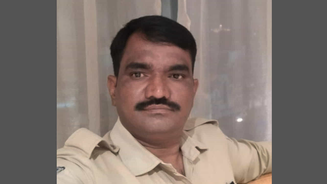 ಮೈಸೂರು: ಪಾರ್ಕ್ನಲ್ಲಿ ಮೂತ್ರ ವಿಸರ್ಜನೆ ಮಾಡದಂತೆ ಬುದ್ಧಿ ಹೇಳಿದ ಕಾನ್ಸ್ಟೇಬಲ್ ಮೇಲೆ ಹಲ್ಲೆ ಮೈಸೂರು: ಪಾರ್ಕ್ನಲ್ಲಿ ಮೂತ್ರ ವಿಸರ್ಜನೆ ಮಾಡದಂತೆ ಬುದ್ಧಿ ಹೇಳಿದ ಕಾನ್ಸ್ಟೇಬಲ್ ಮೇಲೆ ಹಲ್ಲೆ